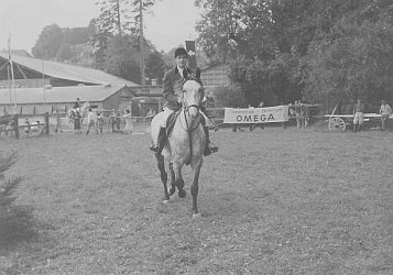 concours de saut au manege, equitation vintage 1970